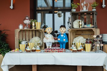Hochzeitslocation: Der Sweet Table in der Hubertusbaude in Waltersdorf. - Hubertusbaude Waltersdorf