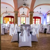 Hochzeitslocation - Der große Festsaal des Jugendgästehaus Liebethal in Prina lädt zu einer Hochzeitsfeier. - Jugendgästehaus LIEBETHAL
