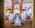 Hochzeitslocation: Der große Festsaal des Jugendgästehaus Liebethal in Prina lädt zu einer Hochzeitsfeier. - Jugendgästehaus LIEBETHAL