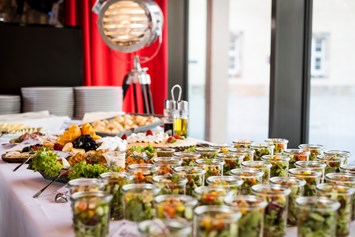Hochzeitslocation: Kulinarisch bieten wir euch verschiedenste Köstlichkeiten. - Schloßcafe Prina