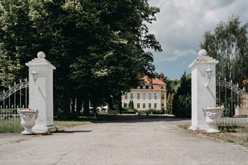 Hochzeitslocation: Die Schlossanlage Wulkow lädt zu einer Trauung ins Freie. - Schloss Wulkow