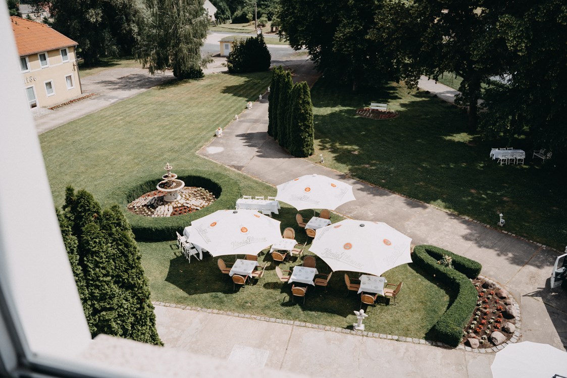 Hochzeitslocation: Sektempfang in der Gartenanlage des Schloss Wulkow. - Schloss Wulkow