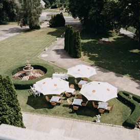 Hochzeitslocation: Sektempfang in der Gartenanlage des Schloss Wulkow. - Schloss Wulkow