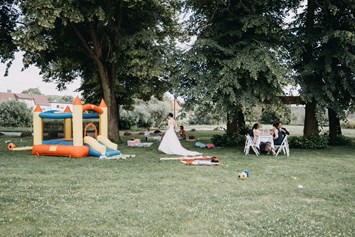Hochzeitslocation: Der Garten bietet zahlreiche Spielmöglichkeiten für Hochzeitsgesellschaften mit Kindern. - Schloss Wulkow