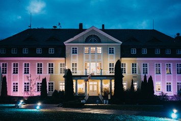 Hochzeitslocation: Mit seiner beeindruckenden Lichtanlage ist das Schloss Wulkow auch bei Nacht ein Blickfang. - Schloss Wulkow
