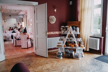 Hochzeitslocation: Der Vorraum mit Candybar und Blick in den Festsaal des Schloss Wulkow. - Schloss Wulkow