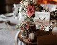 Hochzeitslocation: Viele Liebe zum Details und die geschickten Hände des Servicepersonal machen eure Hochzeitsfeier einzigartig. - JUNGHOF Weingut & Gutsgastronomie