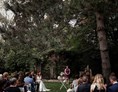 Hochzeitslocation: Der riesiege Garten bietet ausreichend Schatten für eine Trauung an sonnenreichen Tagen. - JUNGHOF Weingut & Gutsgastronomie