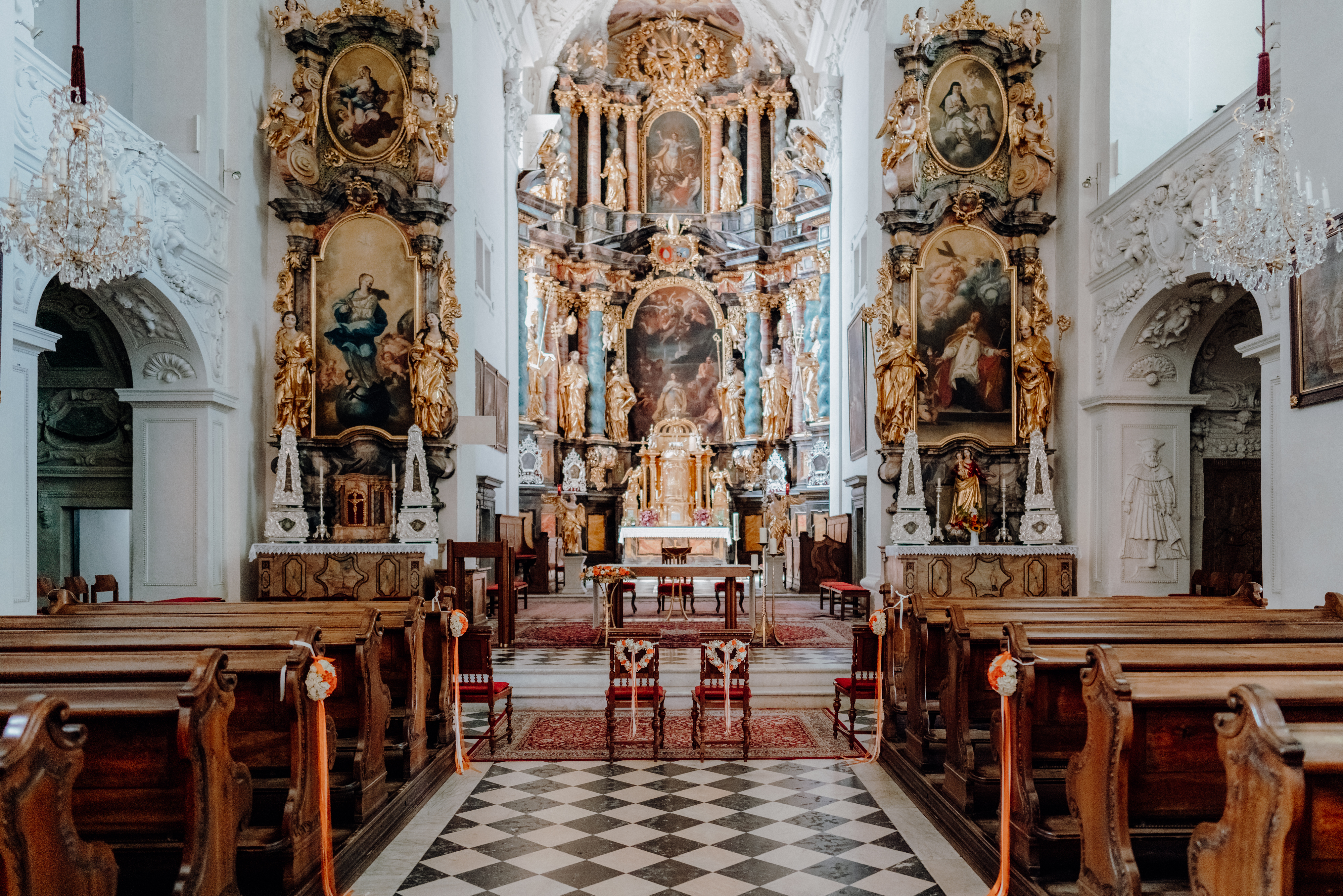Winterhochzeit - Schwanberg - Die nahegelegende Kirche eignet sich perfekt für eine kirchliche Trauung. - Schloss Stainz