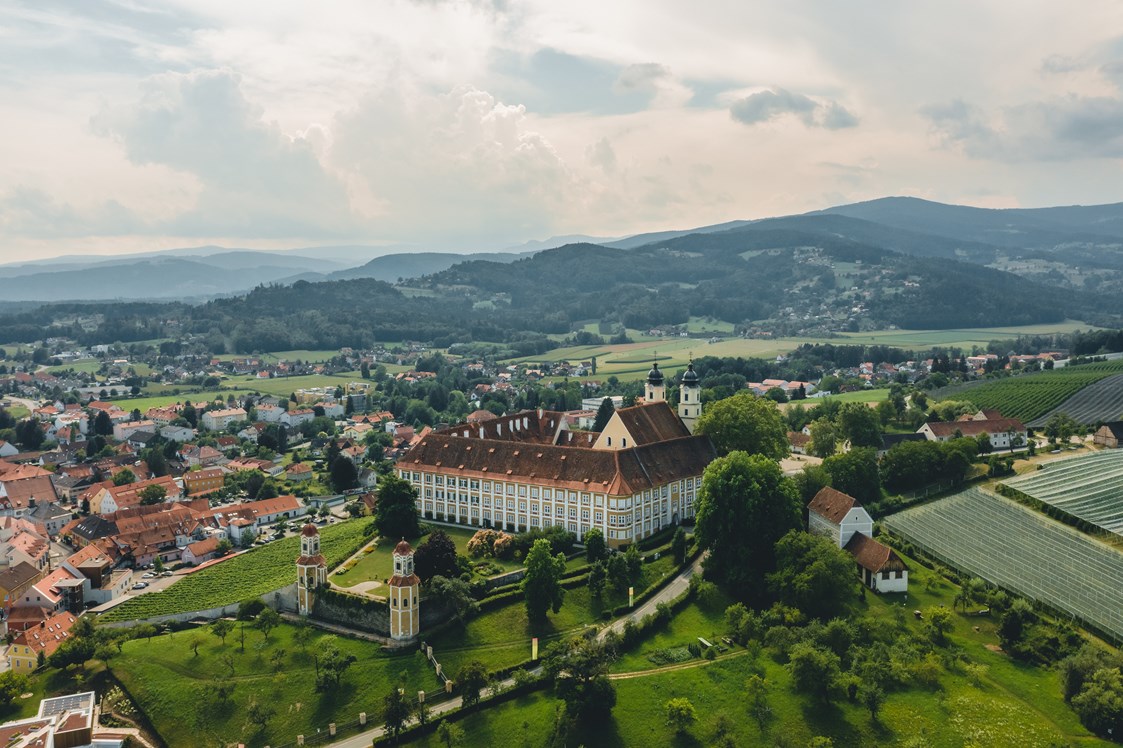 Hochzeitslocation: Luftaufnahme des Schloss Stainz in der Steiermark. - Schloss Stainz