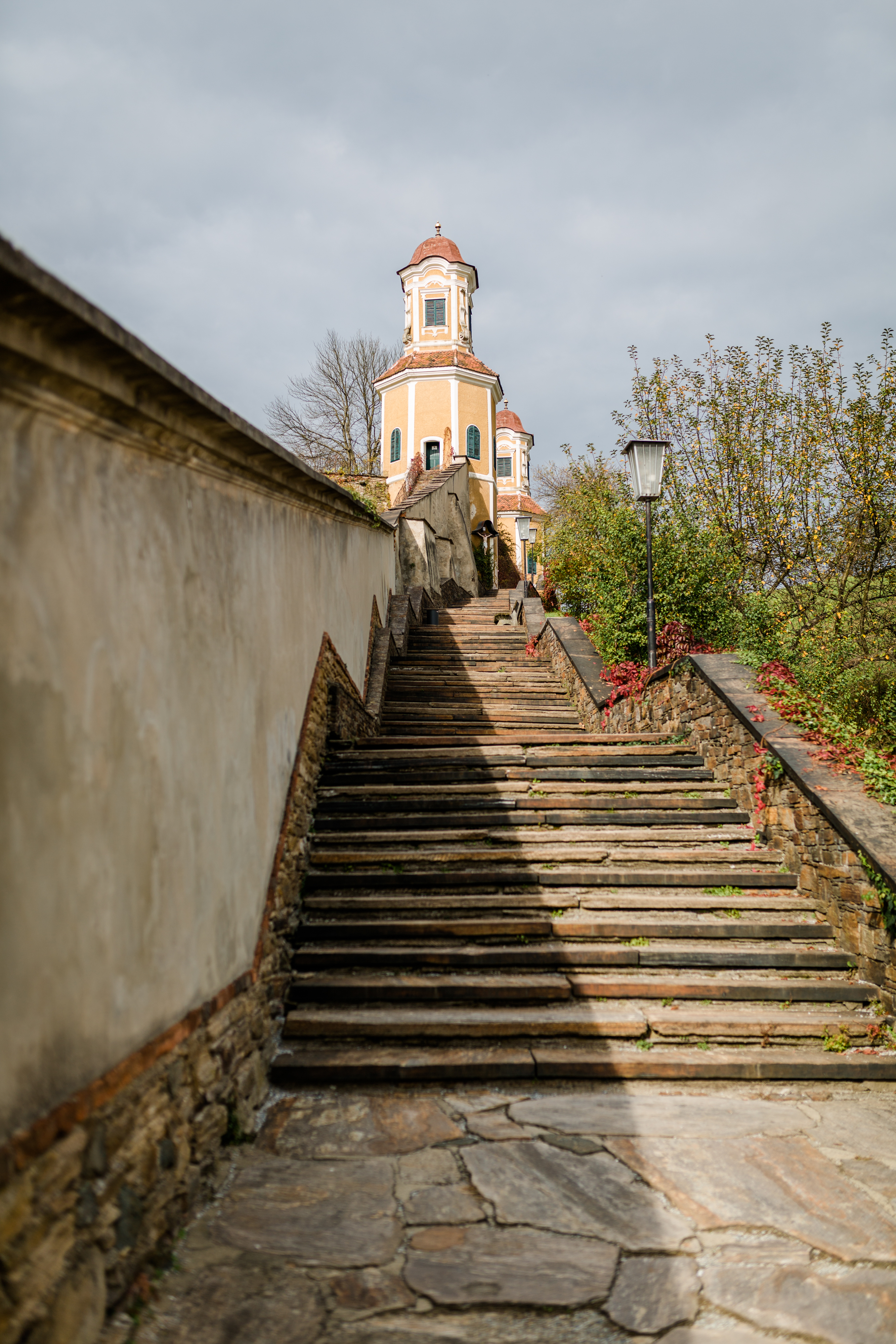 Hochzeitslocation: Der idylische Wege zur Kapelle. - Schloss Stainz