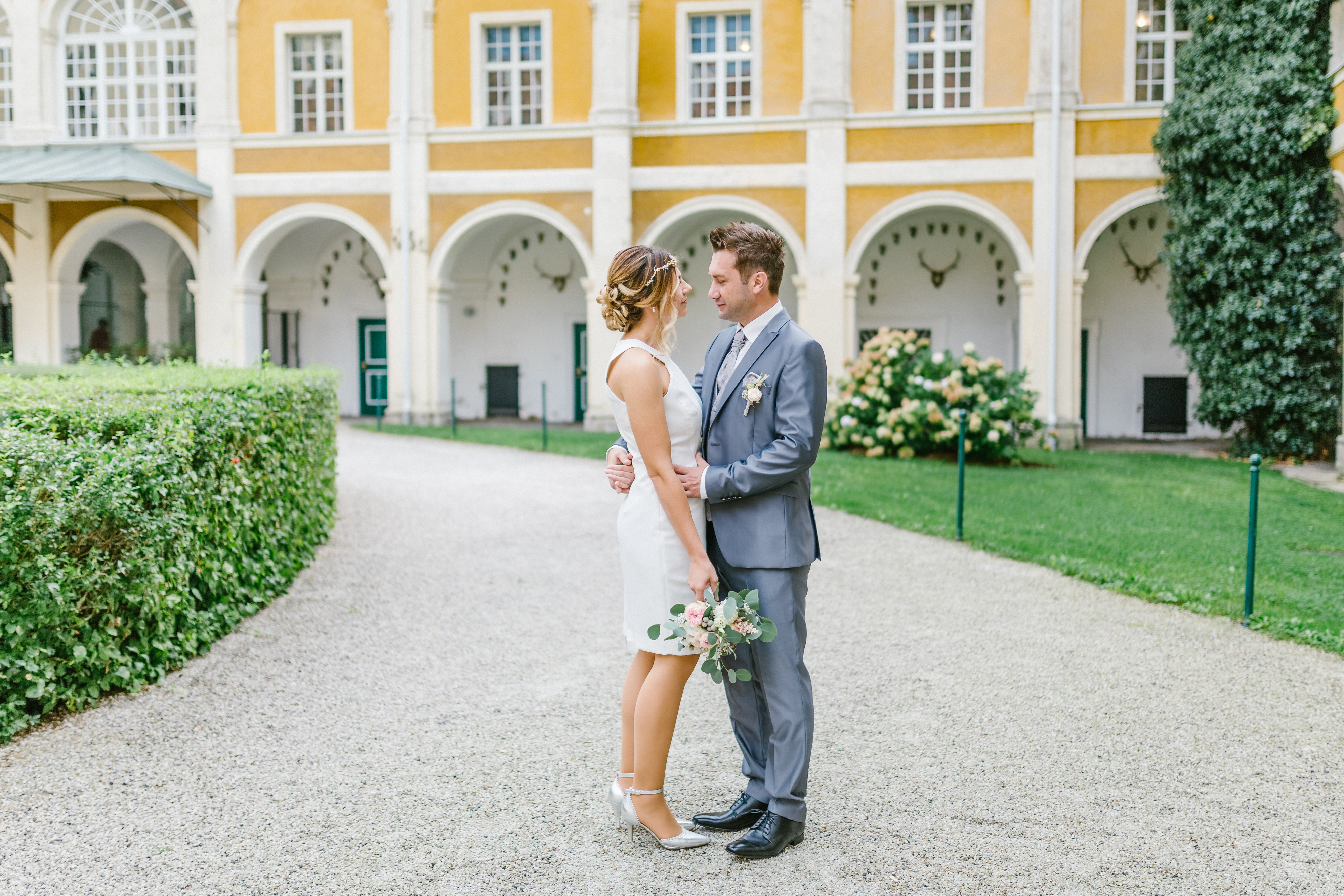 Hochzeitslocation: Die große Einfahrt des Schloss Stainz eignet sich als stattliche Zufahrt mit Kutsche und Limosine und ist auch ein beliebter Spot für Paarshootings. - Schloss Stainz
