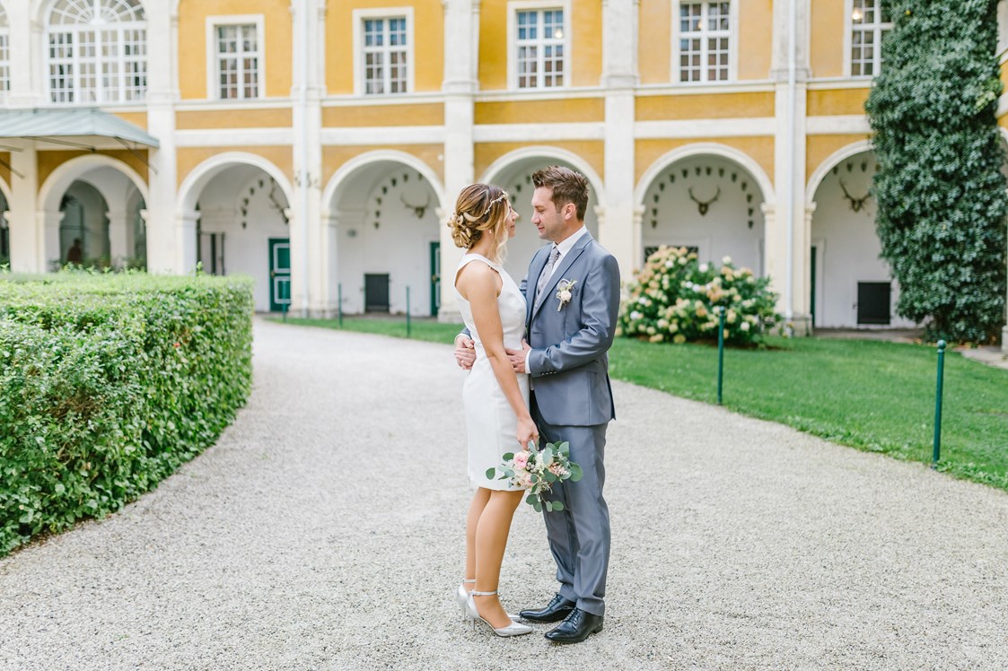 Hochzeitslocation: Die große Einfahrt des Schloss Stainz eignet sich als stattliche Zufahrt mit Kutsche und Limosine und ist auch ein beliebter Spot für Paarshootings. - Schloss Stainz