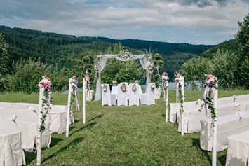 Hochzeitslocation: Eine Trauung im Freien am Soboth Stausee in der Wanderregion Steiermark. - Sobother Stausee
