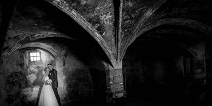 Winterhochzeit - Ottenschlag (Ottenschlag) - Die Burgruine Rappottenstein in Niederösterreich bietet zahlreiche tolle Plätze für Hochzeitspaarbilder. - Burg Rappottenstein