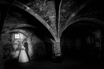 Hochzeitslocation: Die Burgruine Rappottenstein in Niederösterreich bietet zahlreiche tolle Plätze für Hochzeitspaarbilder. - Burg Rappottenstein