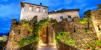Winterhochzeit - Art der Location: Schloss - Der Eingang der Burg  - Haselburg