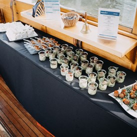 Hochzeitslocation: Selbstverständlich bietet die MS Charleston dem Brautpaar und seinen Gästen erstklassigen kulinarischen Service. - Bunte Flotte - MS Charleston