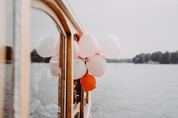 Hochzeitslocation: Das Hochzeitsschiff MS Charleston auf großer Fahrt. - Bunte Flotte - MS Charleston