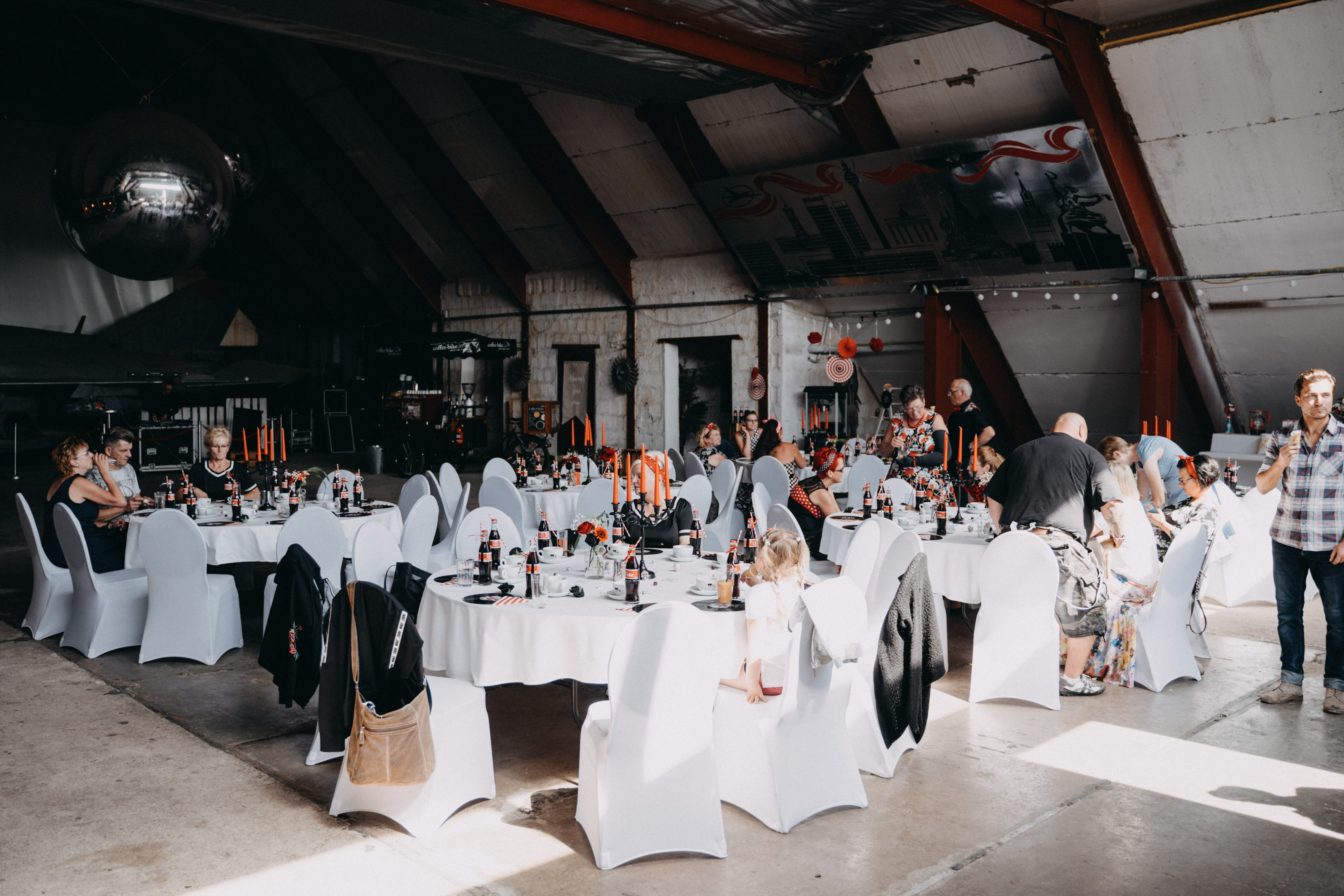 Hochzeitslocation: Im Event Hangar findet die große Hochzeitsfeier statt. - Event Hangar - Flugplatz Werneuchen