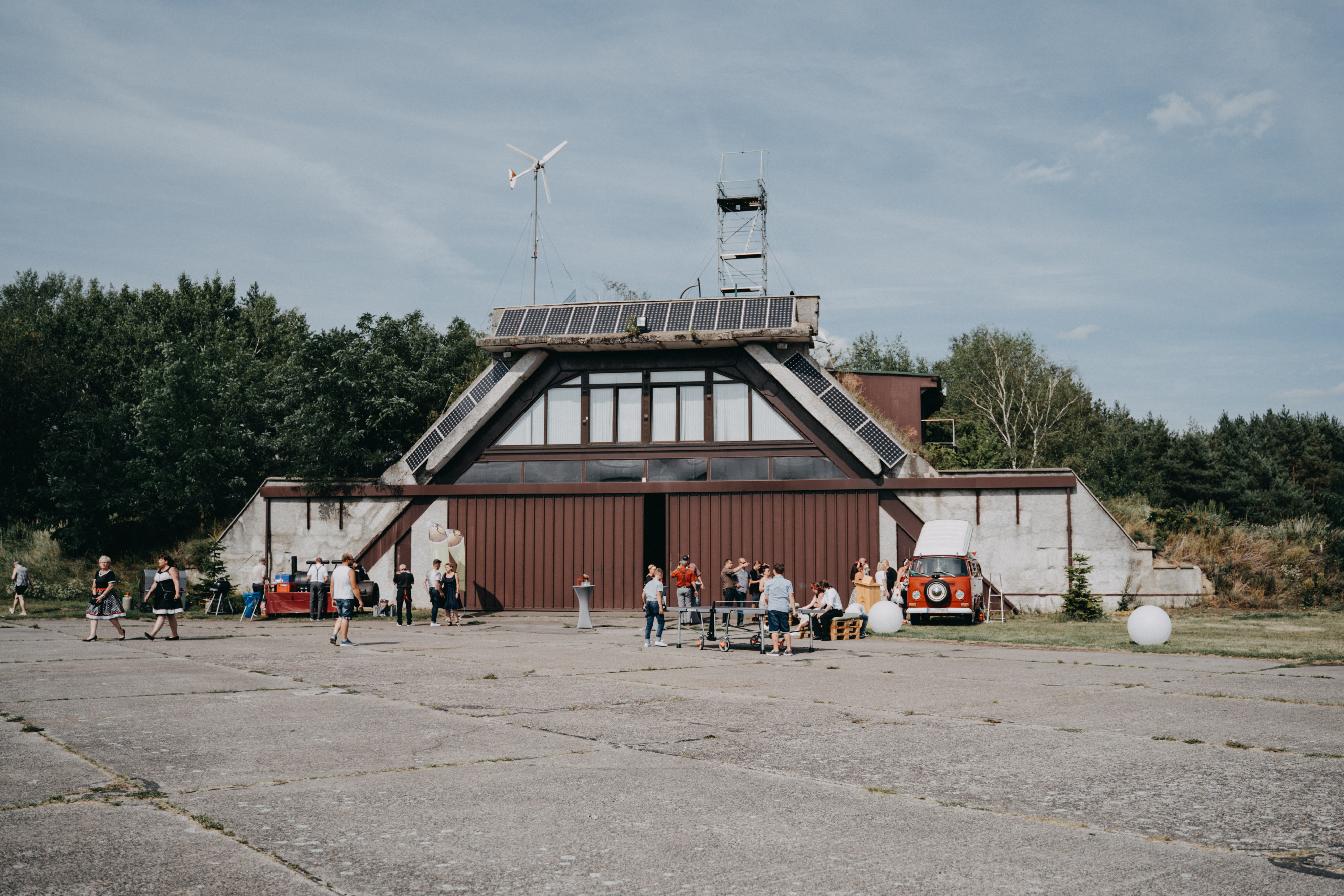 Hochzeitslocation: Wo früher Flugzeuge abgestellt waren geht heute die Hochzeitsfeier ab. - Event Hangar - Flugplatz Werneuchen