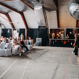 Hochzeitslocation: Der Event Hangar bietet ausreichend Platz für Gäste, Tanzfläche oder artistische Showeinlagen. - Event Hangar - Flugplatz Werneuchen