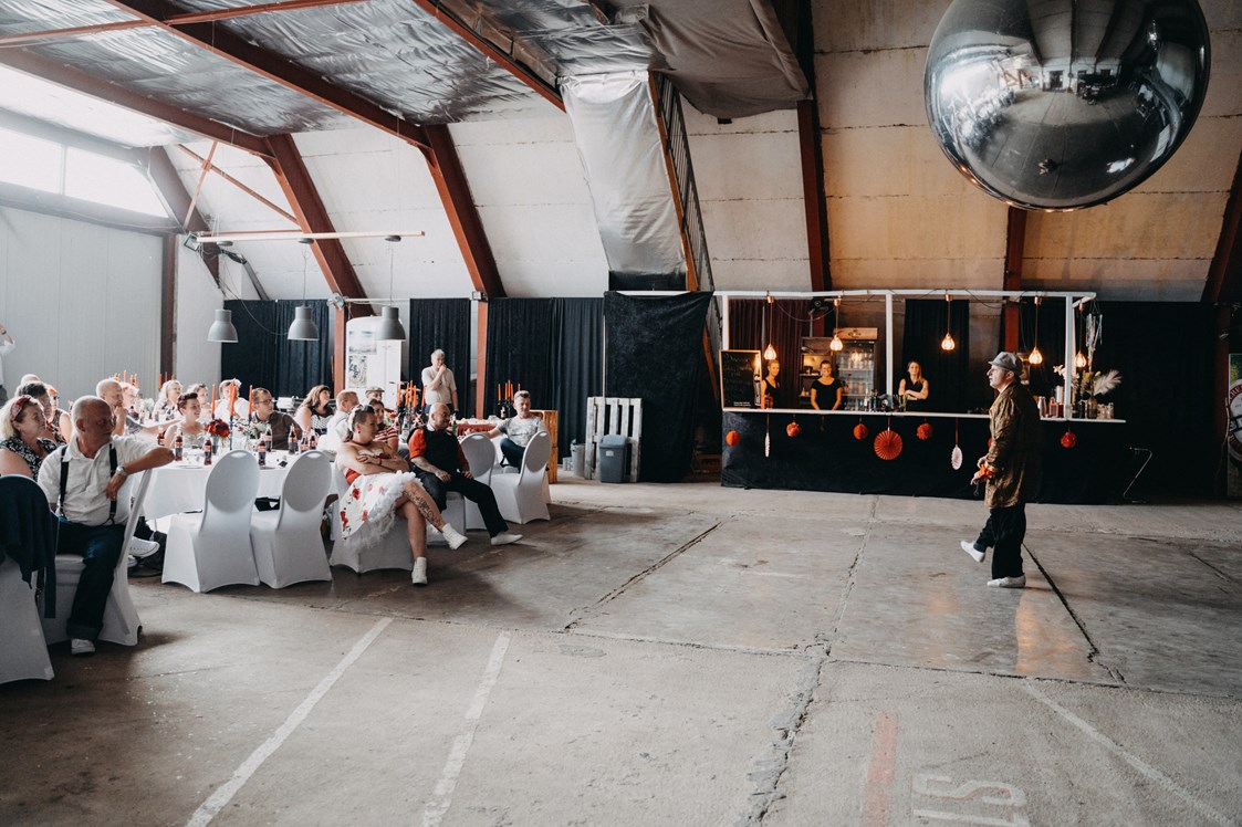 Hochzeitslocation: Der Event Hangar bietet ausreichend Platz für Gäste, Tanzfläche oder artistische Showeinlagen. - Event Hangar - Flugplatz Werneuchen