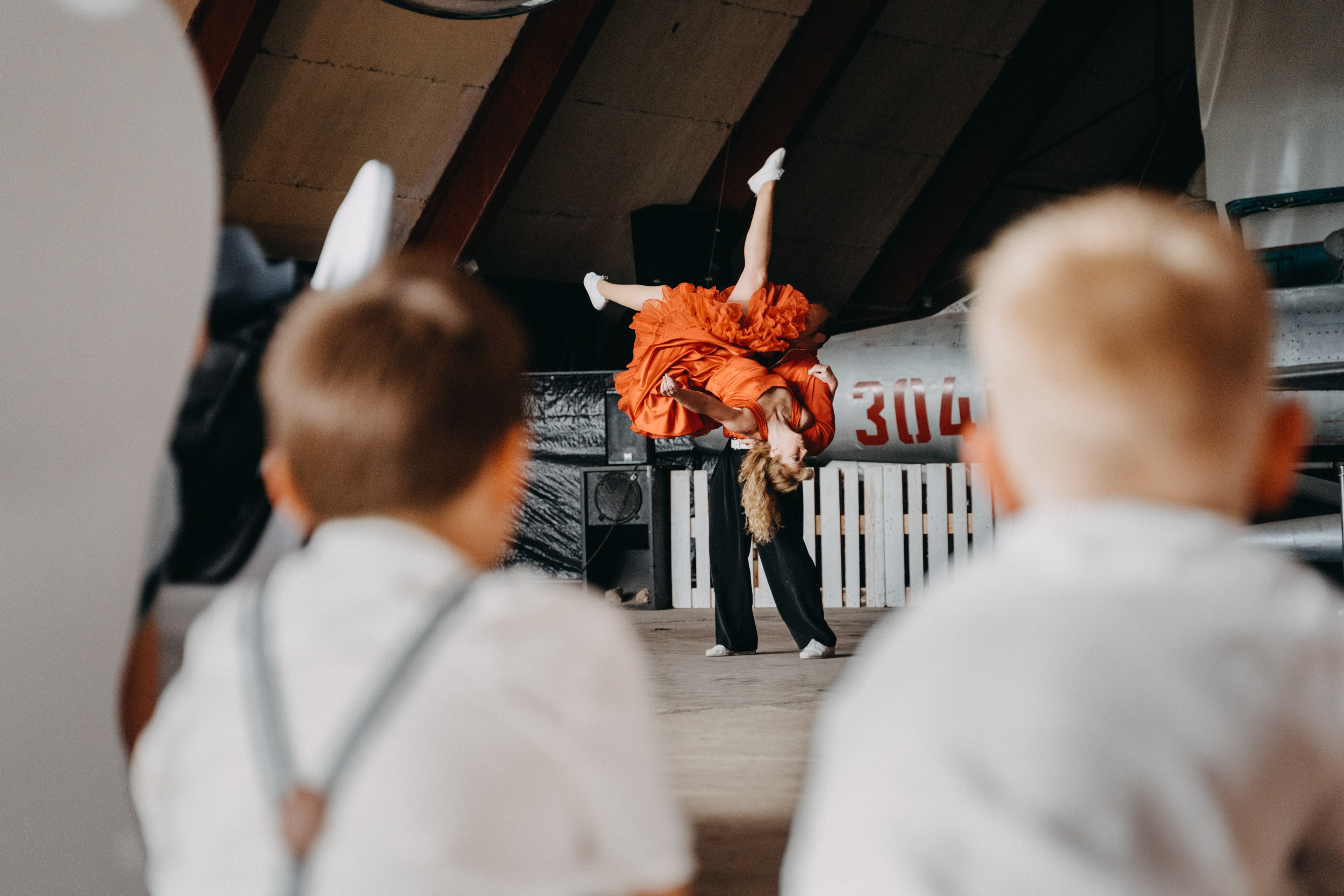 Hochzeitslocation: Der Event Hangar bietet ausreichend Platz für Gäste, Tanzfläche oder artistische Showeinlagen. - Event Hangar - Flugplatz Werneuchen