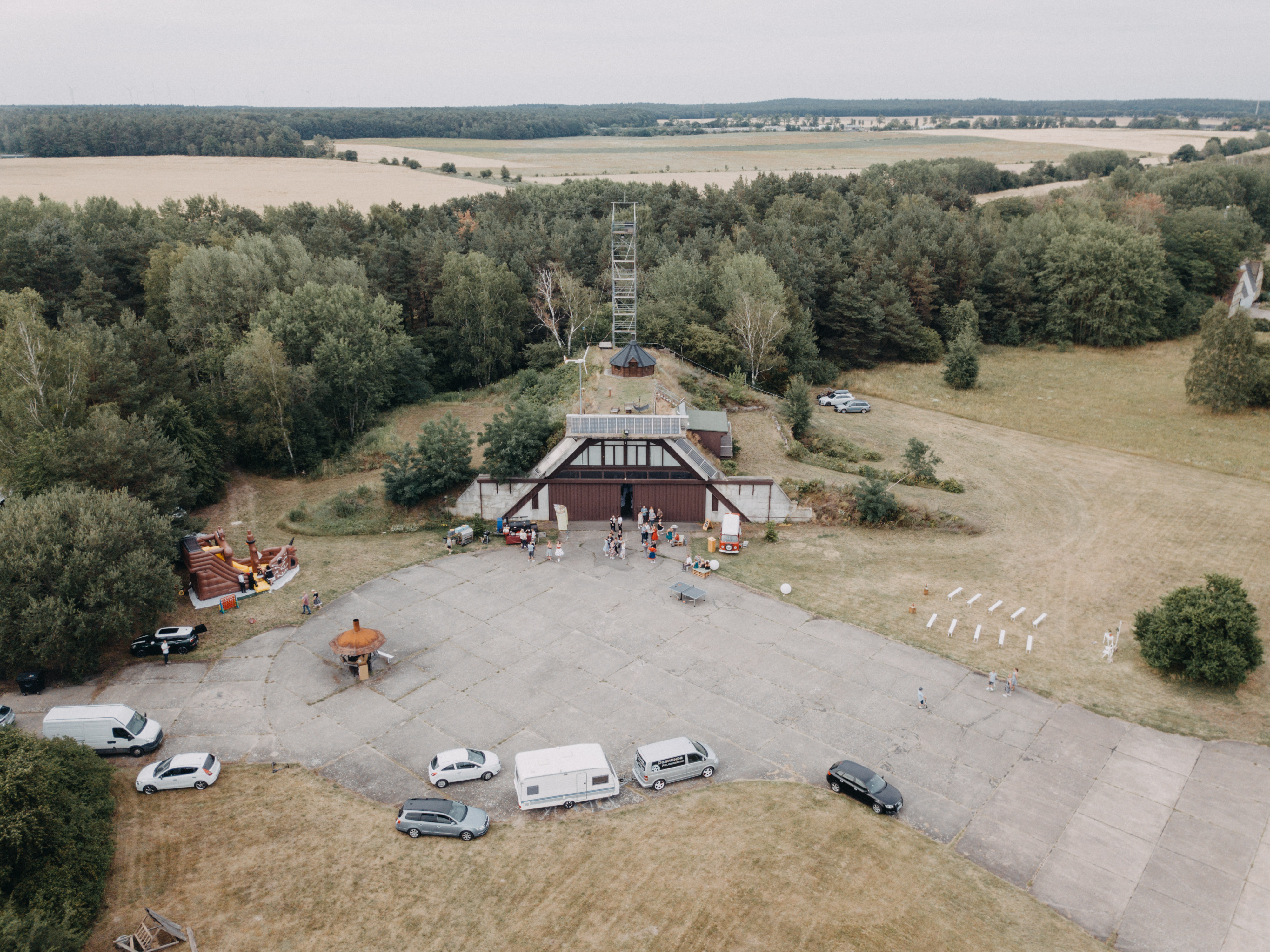 Hochzeitslocation: Der Event Hangar des Flugplatzes Werneuchen in Brandenburg von oben. - Event Hangar - Flugplatz Werneuchen