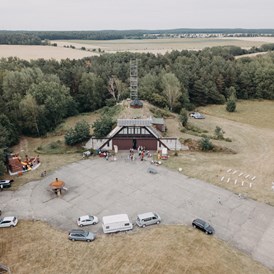 Hochzeitslocation: Der Event Hangar des Flugplatzes Werneuchen in Brandenburg von oben. - Event Hangar - Flugplatz Werneuchen