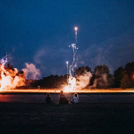 Hochzeitslocation: In der Nacht eignet sich das verlassene Flugfeld Werneuchen für Feuershows oder Feuerwerke. - Event Hangar - Flugplatz Werneuchen