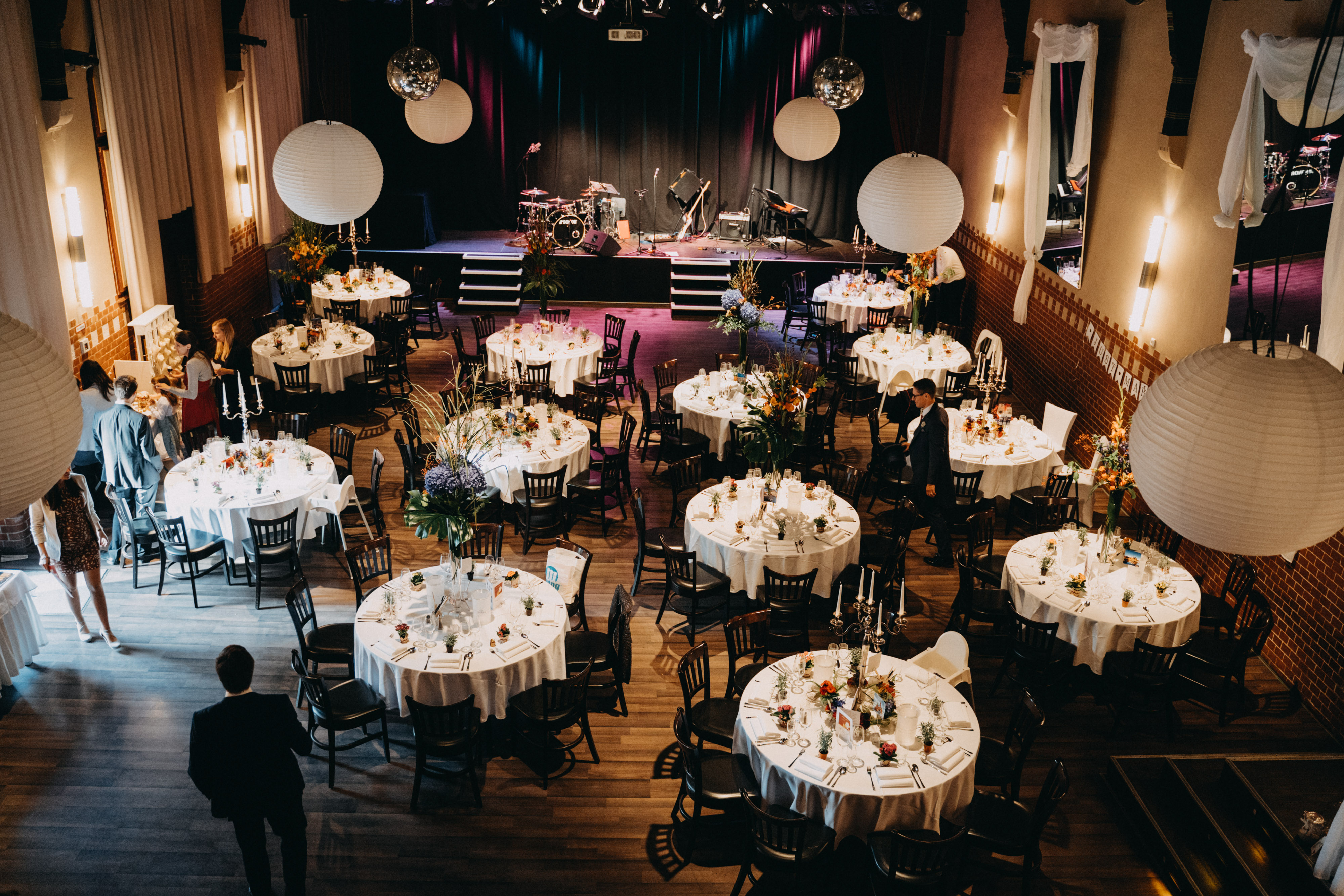 Winterhochzeit - Berlin-Stadt - Der große Festsaal des freiheit fünfzehn mit Rundtisch-Bestuhlung. - freiheit fünfzehn