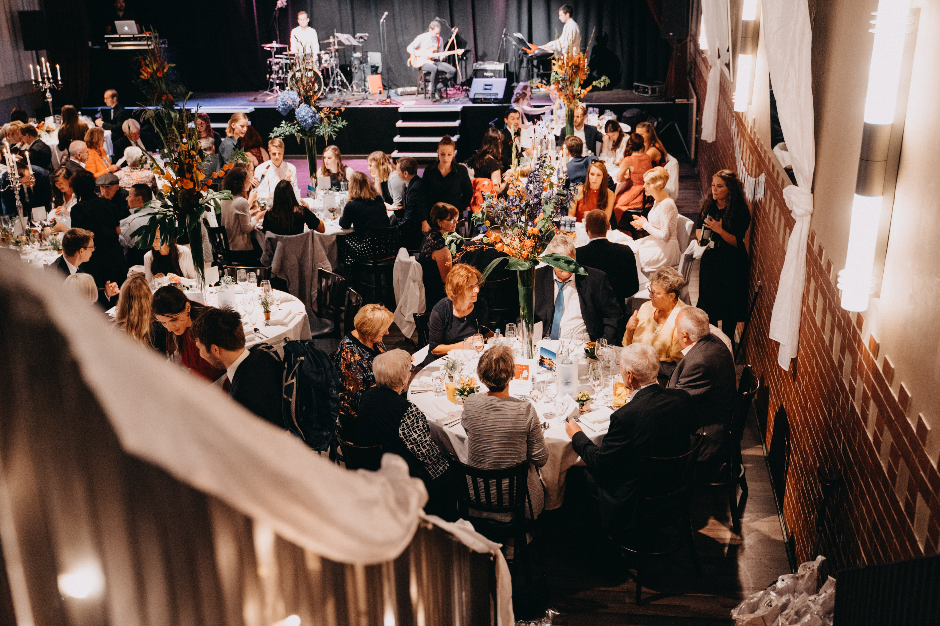 Hochzeitslocation: Der große Festsaal des freiheit 15 mit Bühne und Tanzfläche für die Hochzeitsgäste. - freiheit fünfzehn