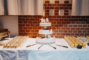 Hochzeitslocation: Die Hochzeitstorte wird mit zahlreichen verschiedenen Desserts serviert. Ob Fruchtsalat, Tiramisu oder andere Leckereien - hier wieder jeder fündig. - freiheit fünfzehn