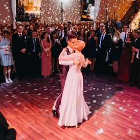 Hochzeitslocation: Der Erste Tanz des frisch vermählten Brautpaares. - freiheit fünfzehn
