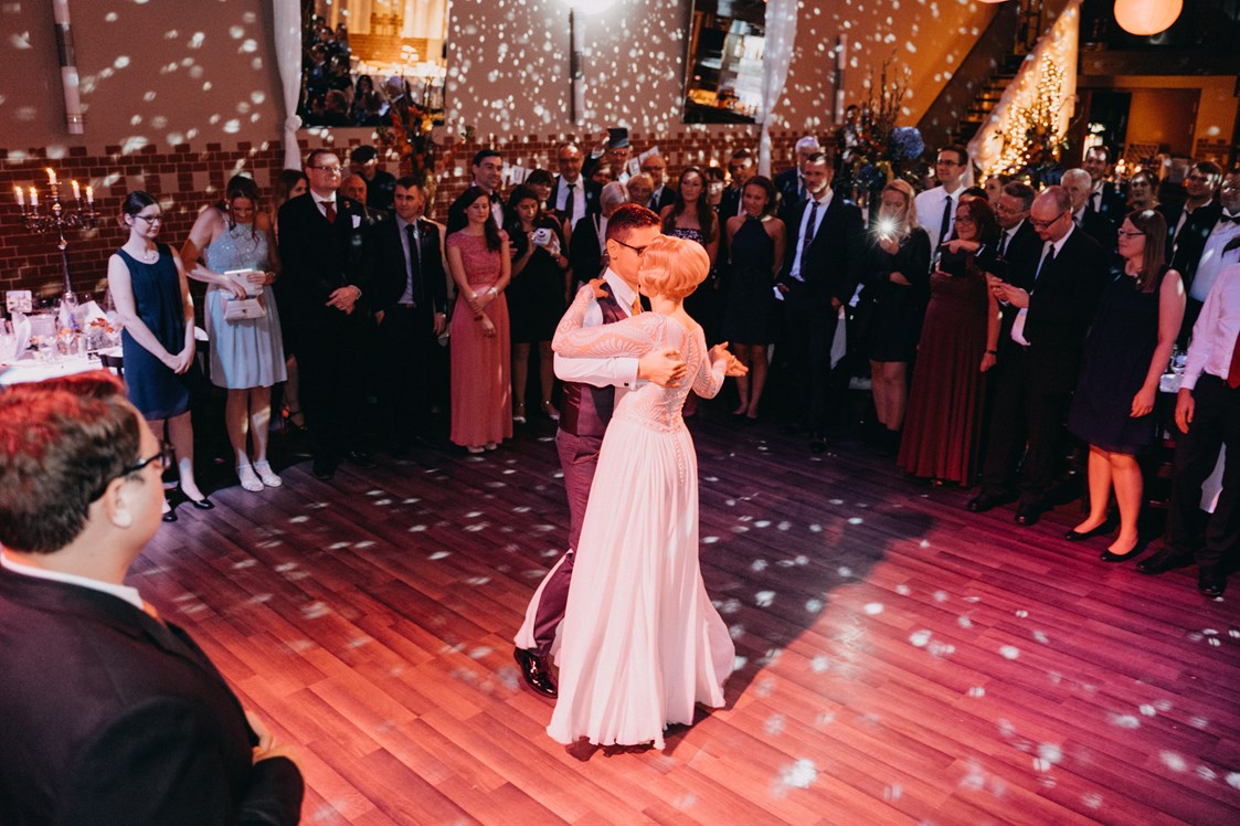 Hochzeitslocation: Der Erste Tanz des frisch vermählten Brautpaares. - freiheit fünfzehn