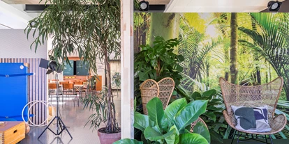 Winterhochzeit - PLZ 71034 (Deutschland) - Über eine Treppe kommt ihr von der Dachterrasse zurück in die Location, wo verschiedene Szenen auf euch bzw. die Kids warten: Gym, Dschungel, Regie, ...  - OutOfOffice Stuttgart-Mitte