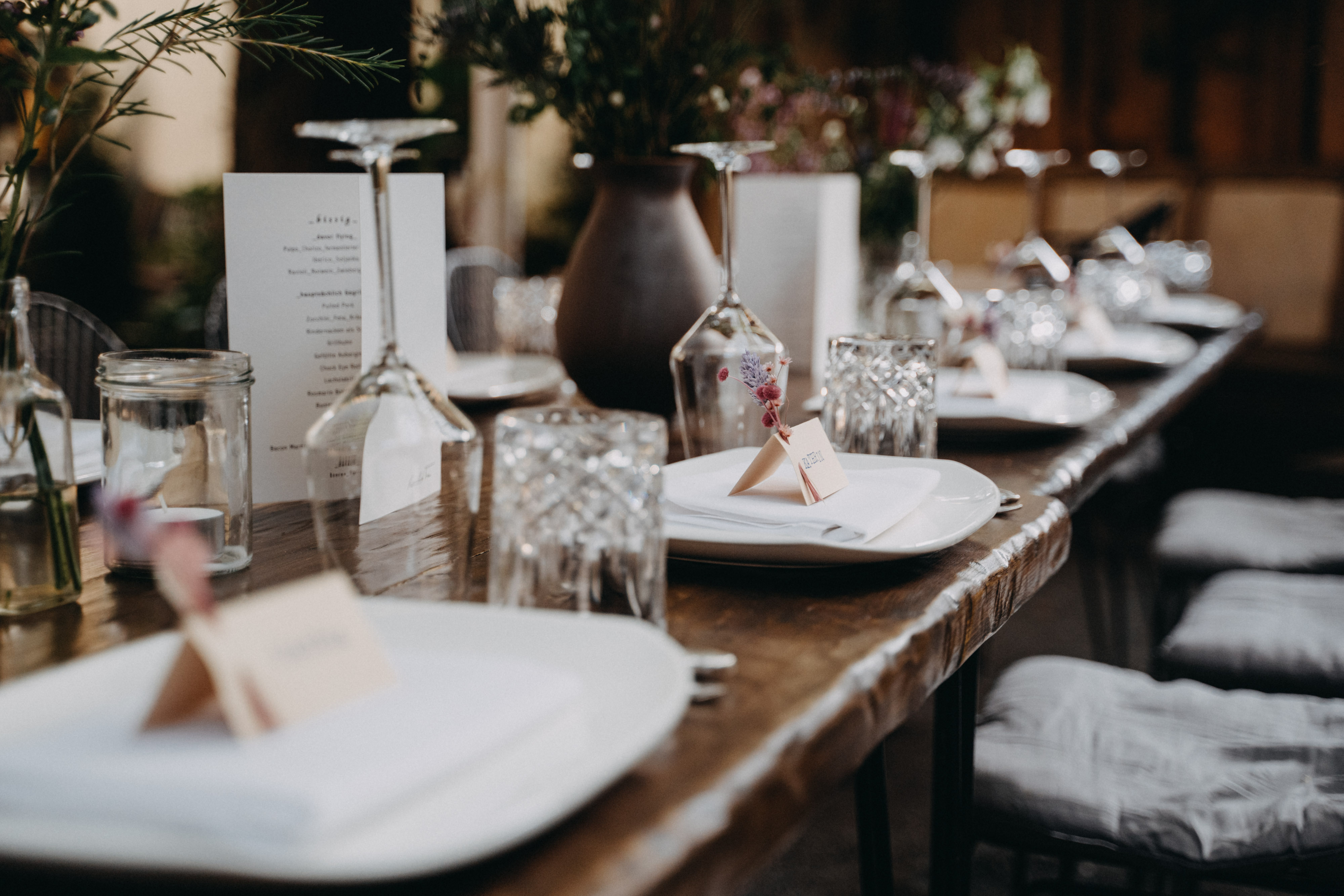 Hochzeitslocation: Eine Hochzeitstafel im heimlich Treu in Berlin.Ein Hochei - heimlich Treu