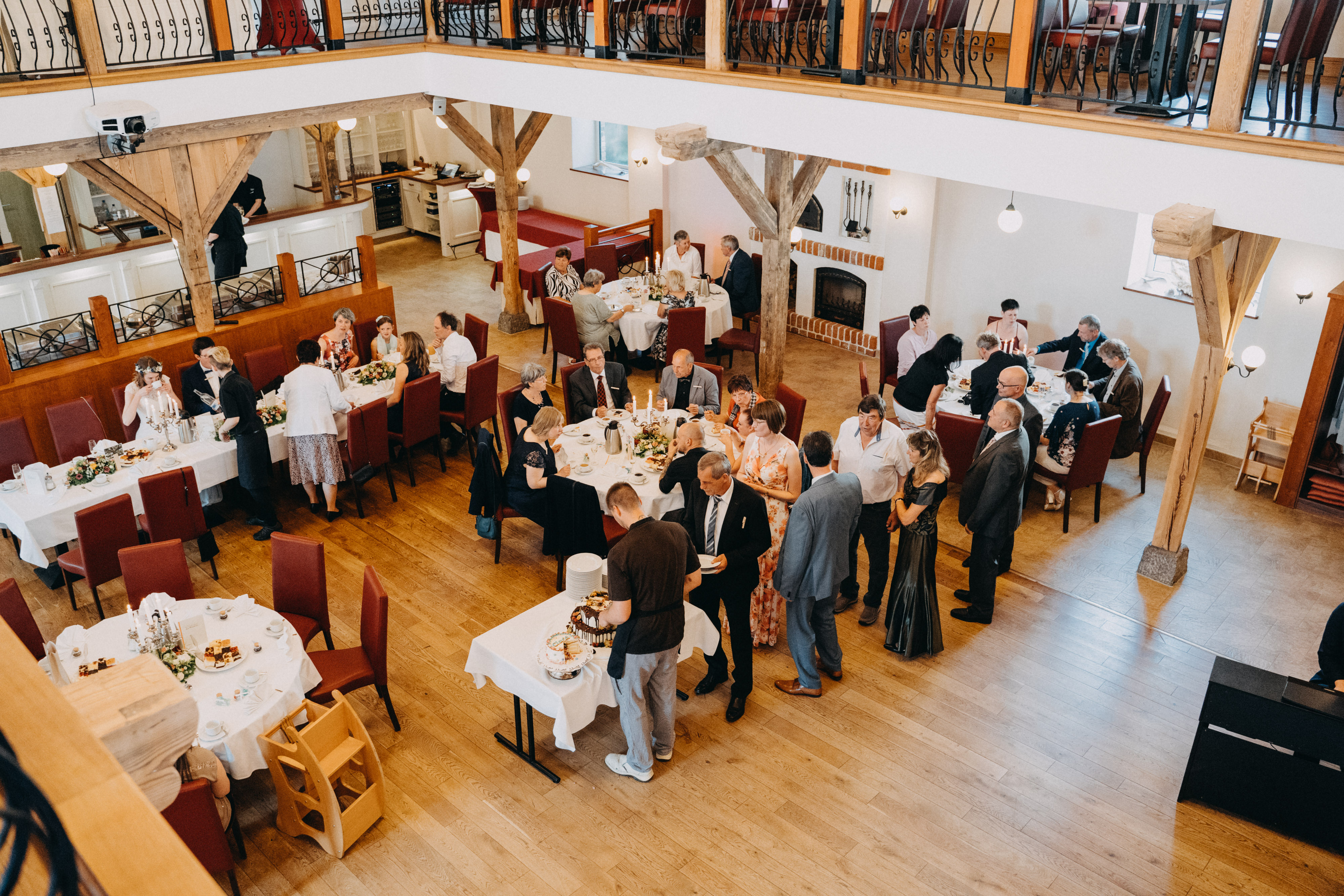 Hochzeitslocation: Der große Festsaal des Hotel & Restaurant Am Peenetal mit Empore und Bar. - Hotel & Restaurant Am Peenetal