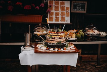 Hochzeitslocation: Eine Hochzeitstorte samt Kuchenbuffet auf der Burg Bad Belzig. - Burghotel Bad Belzig