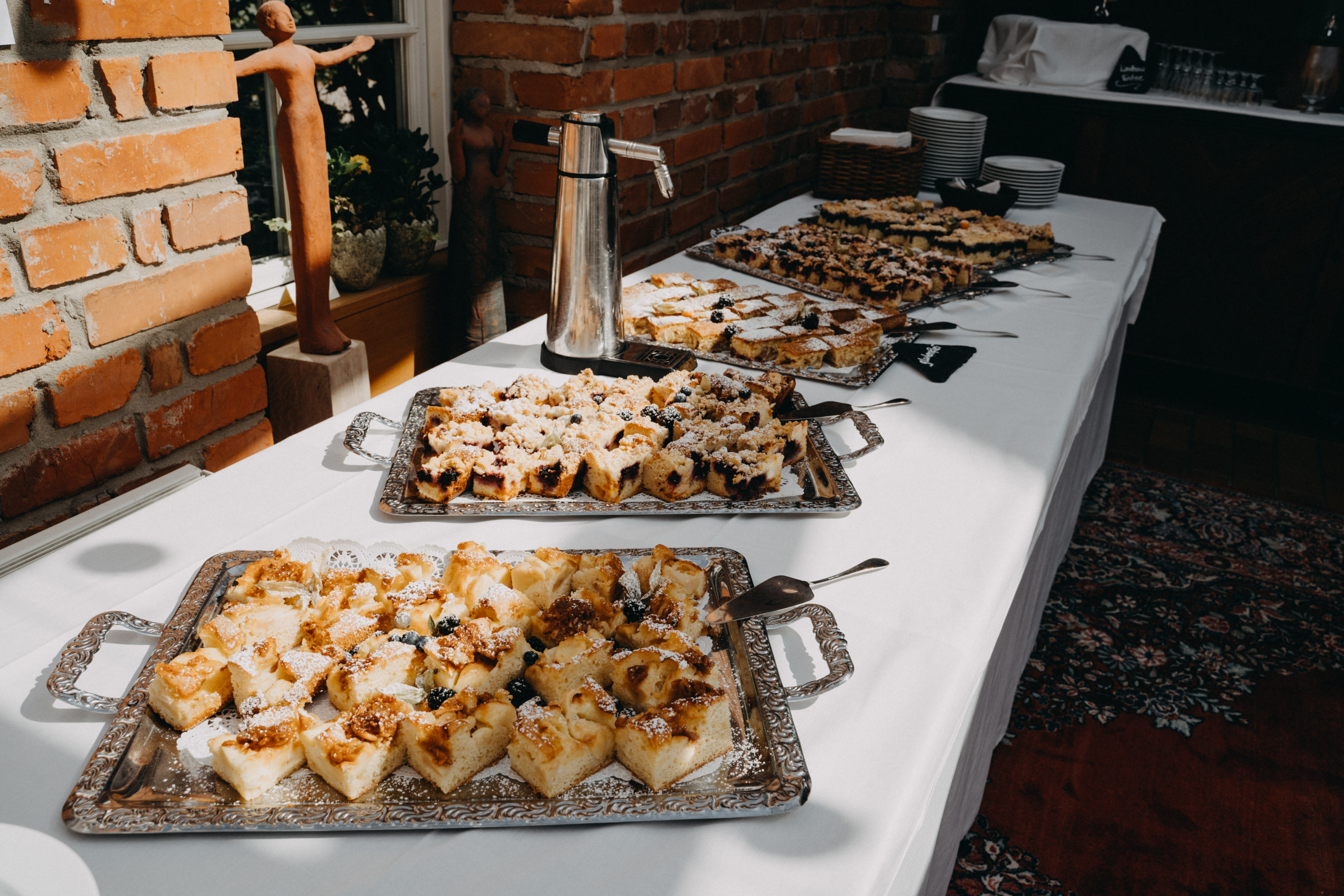Hochzeitslocation: Kuchenbuffet im Landhaus Alte Schmiede. - Landhaus Alte Schmiede