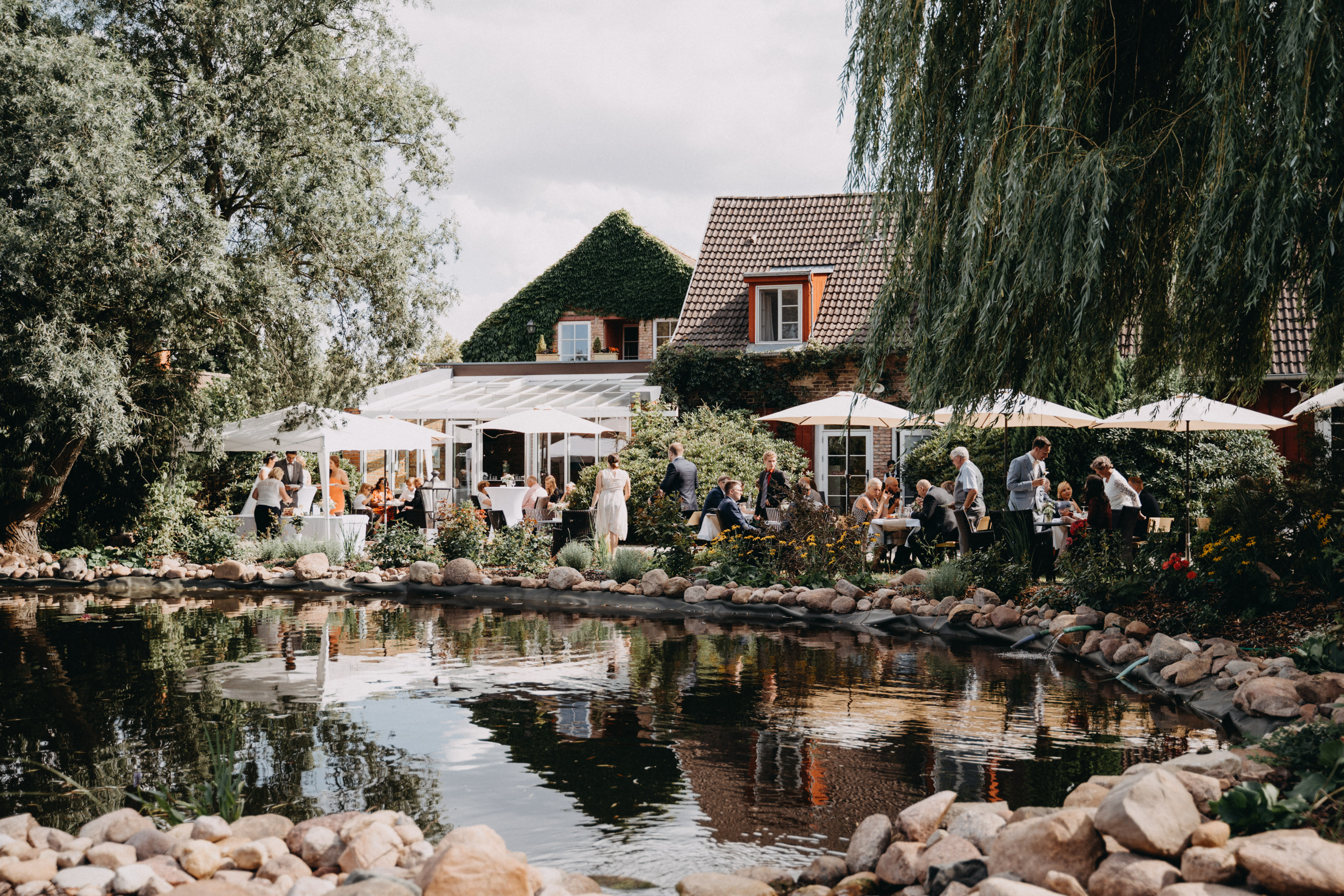Hochzeitslocation: Das Kuchenbuffet unter freiem Himmel im Landhaus Alte Schmiede in Brandenburg. - Landhaus Alte Schmiede