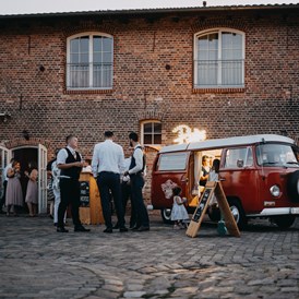 Hochzeitslocation: Ein mobile Fotobox im Eingangsbereich des Landhof Liepe. - Landhof Liepe