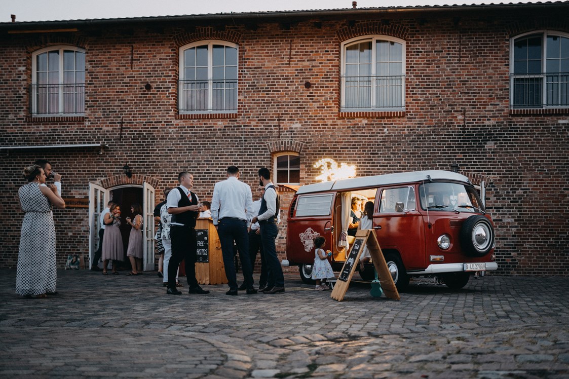 Hochzeitslocation: Ein mobile Fotobox im Eingangsbereich des Landhof Liepe. - Landhof Liepe