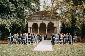 Hochzeitslocation: Im großen Garten des Schloss Blankensee kann eine Trauung im Freien durchgeführt werden. - Schloss Blankensee