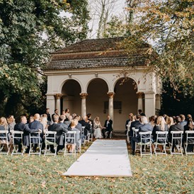Hochzeitslocation: Im großen Garten des Schloss Blankensee kann eine Trauung im Freien durchgeführt werden. - Schloss Blankensee