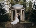 Hochzeitslocation: Der Schlossgarten bietet zahlreiche tolle Spots für Brautpaarshootings. - Schloss Blankensee