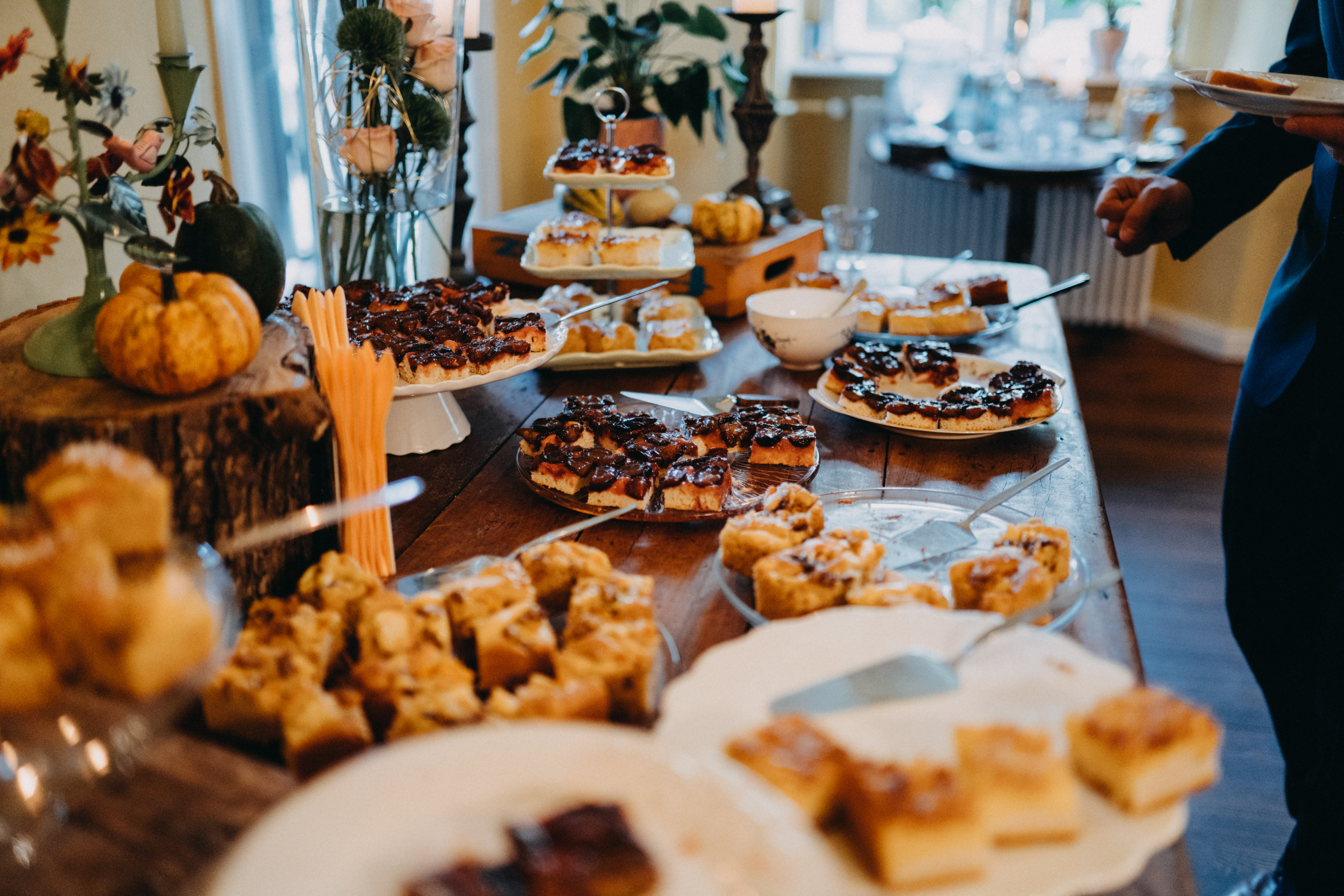 Hochzeitslocation: Ein Kuchenbuffet im großen Festsaal des Schloss Blankensee. - Schloss Blankensee