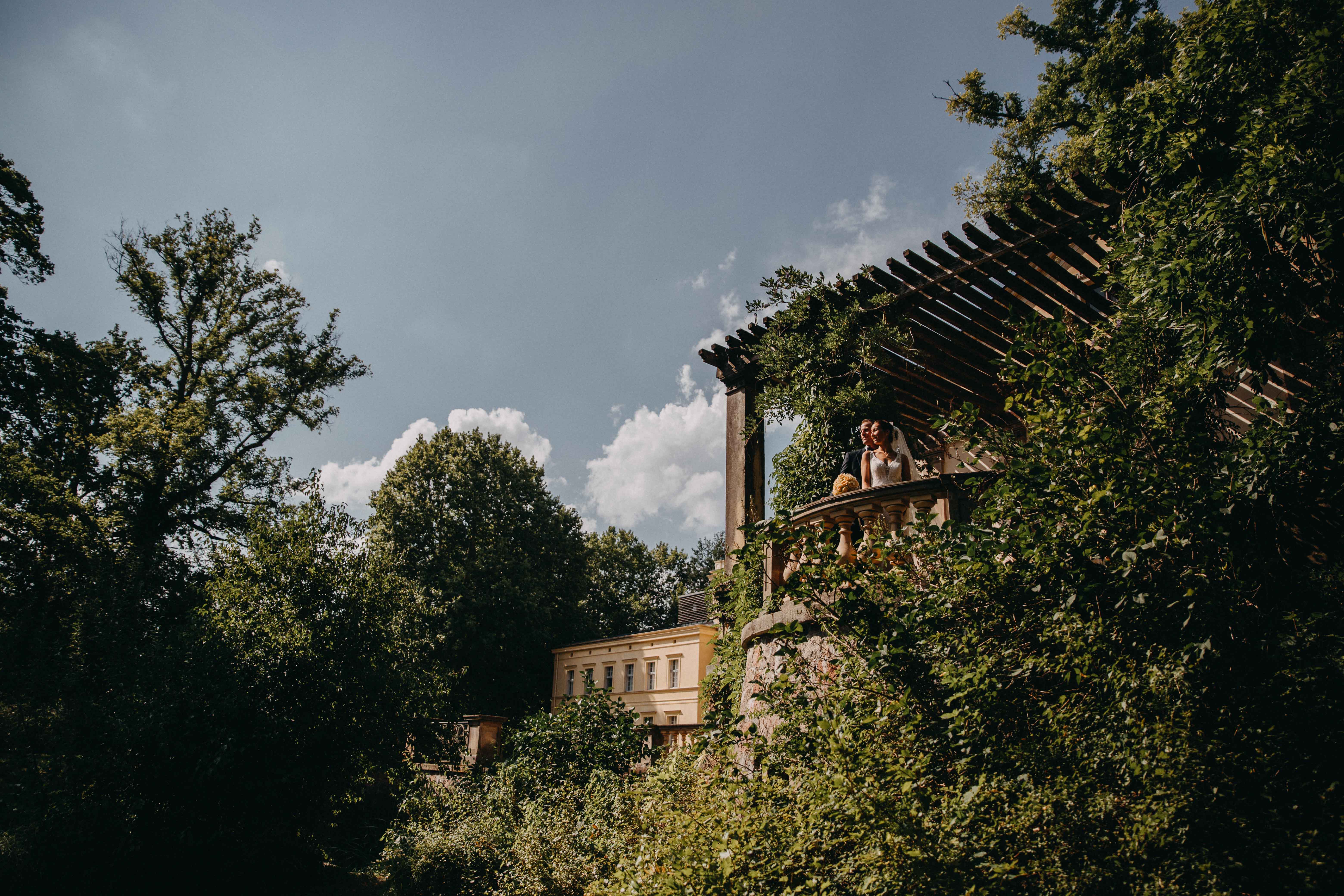 Winterhochzeit - Brandenburg Süd - Der Schlosspark und die Schlossanlage bieten zahlreiche geheimnisvolle Plätze für unvergessliche Hochzeitsfotos. - Schloss Steinhöfel