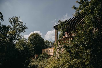 Hochzeitslocation: Der Schlosspark und die Schlossanlage bieten zahlreiche geheimnisvolle Plätze für unvergessliche Hochzeitsfotos. - Schloss Steinhöfel